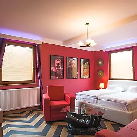 Retro Garage Hotel 3*