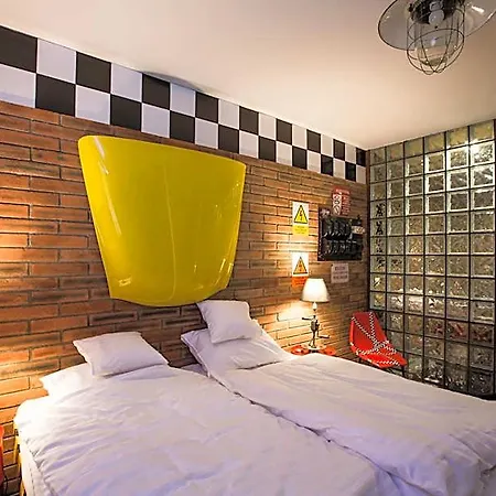 Retro Garage Hotel 3*